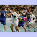 Handball-Bundesliga-Cup 2003: Marcus Ahlm langt in der Deckung zu.