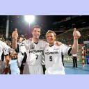 Auch die verletzten Roman Pungartnik und Nikolaj Jacobsen freuten sich über den Europapokalsieg.