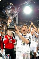 THW-Kapitän Stefan Lövgren reckt den EHF-Pokal in die Höhe.