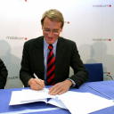 Der Vorstandsvorsitzende der mobilcom AG, Dr. Thorsten Grenz, unterzeichnet den Sponsoren-Vertrag mit dem THW Kiel.