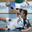 Viktor Szilagyi liegt mit Ball in der Hand am Boden.