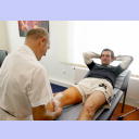 THW-Mannschaftsarzt Dr. Frank Pries untersucht Viktor Szilagyi nach seiner Operation am Knie zur Kontrolle.
