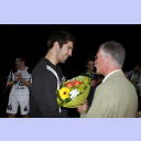 Supercup 2008: HBL-Vorstand Rainer Witte beglückwünscht Nikola Karabatic zum Olympiasieg.