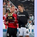 Thierry Omeyer mit dem Super-Globe-Pokal und Marcus Ahlm mit dem DHB-Pokal.