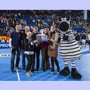 Der THW-Fanclub Zebrasprotten übergibt eine Geldspende und einen Präsentkorb an die hospiz-initiative e.V.