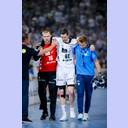 Hendrik Pekeler wird nach einer Verletzung vom Feld gefhrt.