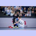 Fernando Sanz-Lopez kmmert sich um Elias Ellefsen á Skipagøtu.